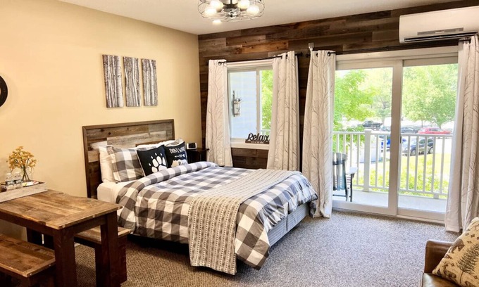 Lincoln Condo | Cute Resort Studio Apt with Pool, hot tub at Loon