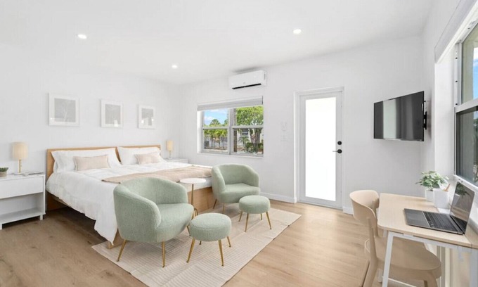 Parrot Cove Apartment | Cute Retro Studio King Bed & Workspace - Villa 10