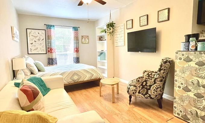South River City Apartment | Cutie Pie South Congress Studio Travis Heights