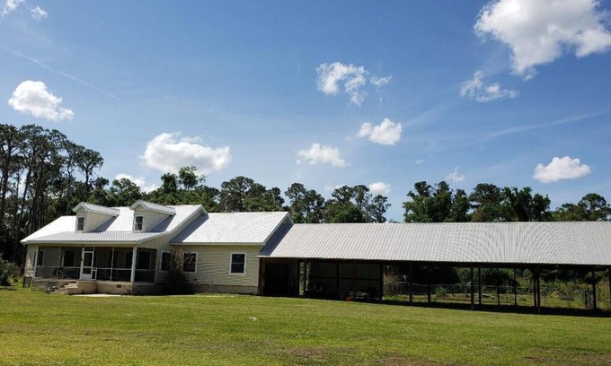 Hawthorne House | Cutlers' Mere in Cross Creek, between Orange and Lochloosa Lakes!