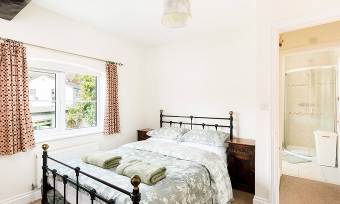 Warwick Town Centre House | CV34 4JD 20 St Nicholas Church Street · Cosy 2 Bed, Central Warwick & Parking | Pass The Keys