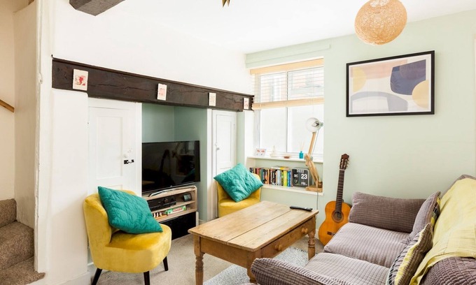 Warwick Town Centre House | CV34 4ST 23 The Butts Warwick · Traditional 2 Bed Cottage, Central Warwick | Pass The Keys
