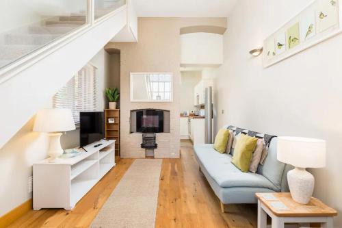 Shottery House | CV37 9HF The Tack Room Shottery · Charming 1Bed in Shottery with secure Parking Pass The Keys