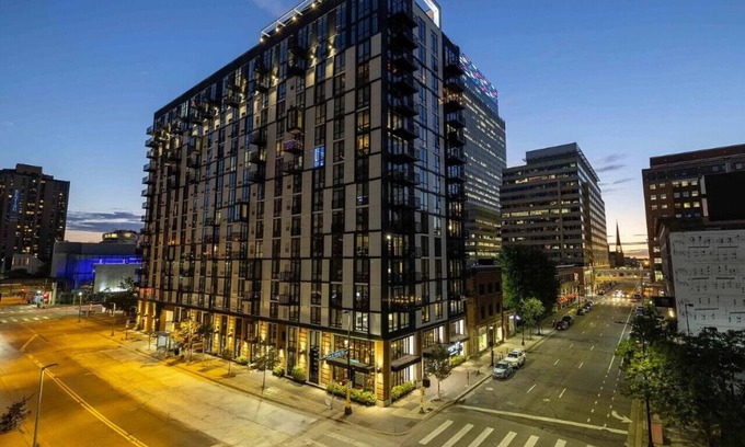 Downtown Minneapolis Apartment | CW 2BR 1B Sky Lounge Rooftop Pool Gym U
