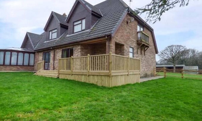 Pontyclun Cottage | CWM GRAN MEADOWS, pet friendly, with a garden in Llanharry