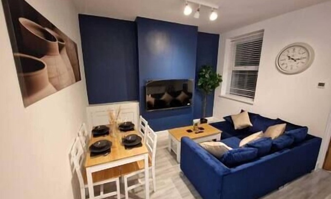 Plasnewydd Apartment | Cyfarthfa Double Room 2 - Shared Bathroom - Near City Centre
