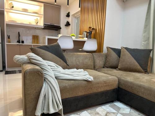 South Triangle Apartment | Cylo's Place Spacious 2BR Apt linked to MRT Station near GMA 7