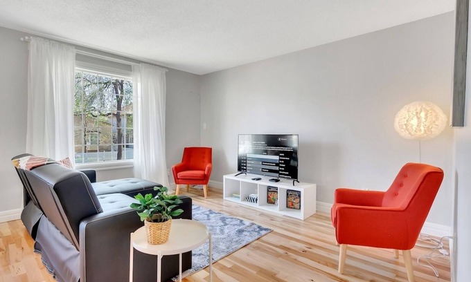 North Central Edmonton House | Cynthia - Spacious 4-Bdrm | Sleeps 8 | Central