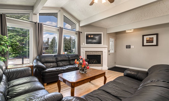 Haysboro House | D@home Entire house by Glenmore Reservoir/Heritage Park/chinook center