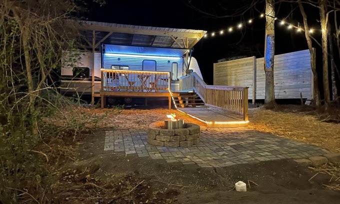 Jonesville Apartment | Daffodil Dream Camper with Hot Tub - Movie Screen - Fire Pit - BBQ