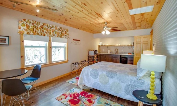 Grafton House | Dagget Hollow - Illinois Suite