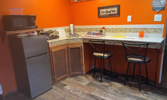 Baxley House | DAH Suites are clean, affordable private rooms with in a country setting.