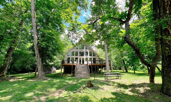 Dahlonega Ski Chalet | Dahlonega Chalet on the Chestatee River. Very private and family friendly.