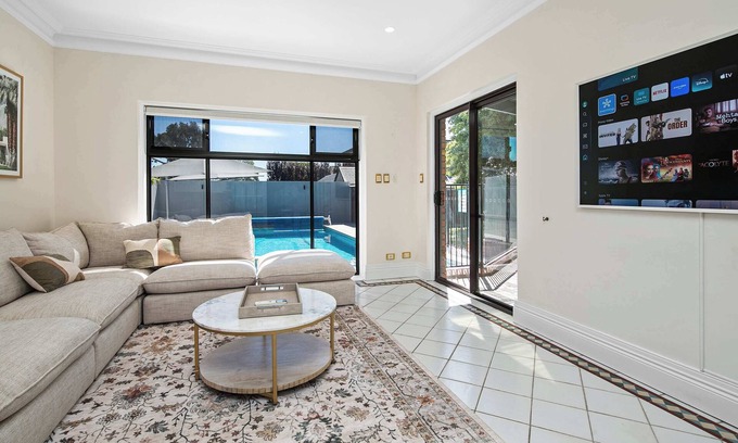Lower Mitcham House | Daicos LUX Manor - Pool, Sleeps 12