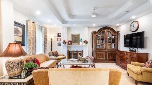 Northwest Dallas House | Dallas Flair House Midway-Hollow, Uptown close by