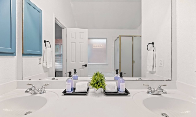 The Colony House | Dallas Rare find, Free Wi-Fi, Long Stay discount