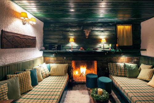 Eptalofos Ski Chalet | Dandy Villas Agoriani - Chalet Ivoni - Fireplace
