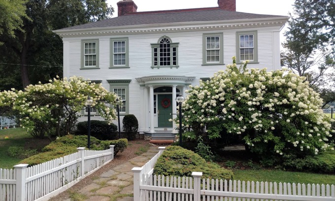 South Hadley Bed & Breakfast | Daniel Stebbins House