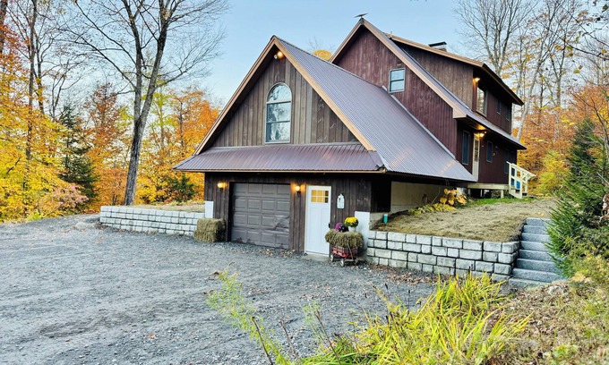 Marshfield Ski Chalet | Danielsons Chalet family friendly peaceful 3200sq.ft home at Groton state forest