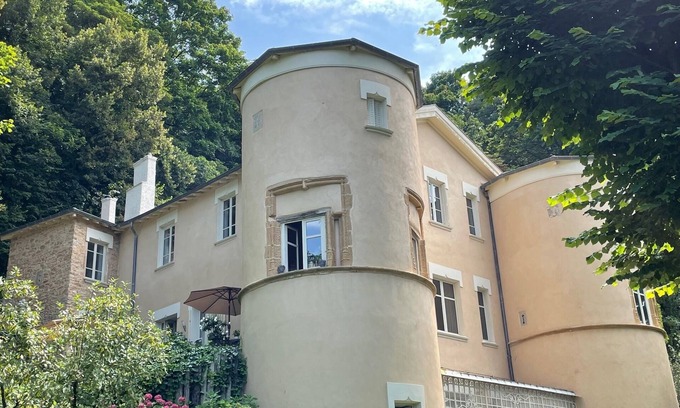 Fontaines-sur-Saone Apartment | Dans une Maison Forte du XVI Siècle