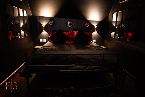 Saint-Omer Hotel | Dark love room