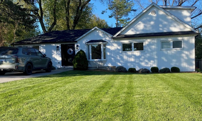 Caledon House | Darling Bungalow in the heart of quaint Inglewood, On. 15 minutes from Osprey!