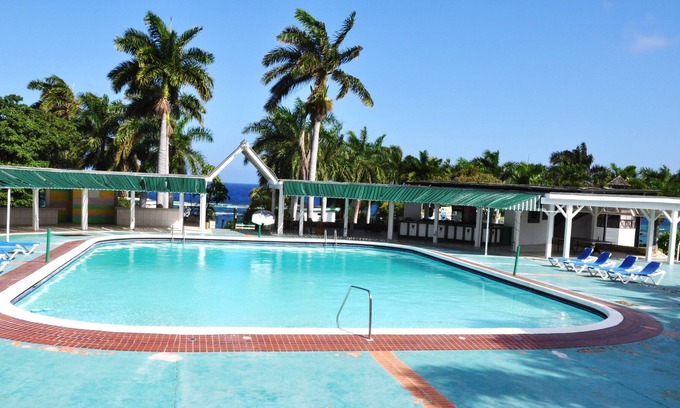 St.Bran's Burg Condo | Darling-Modern One-Bedroom Condo: Pool, Beach & Pool access