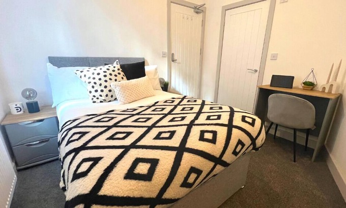 Wigan House | Darlington Suites Double Room with En-Suite in WN1