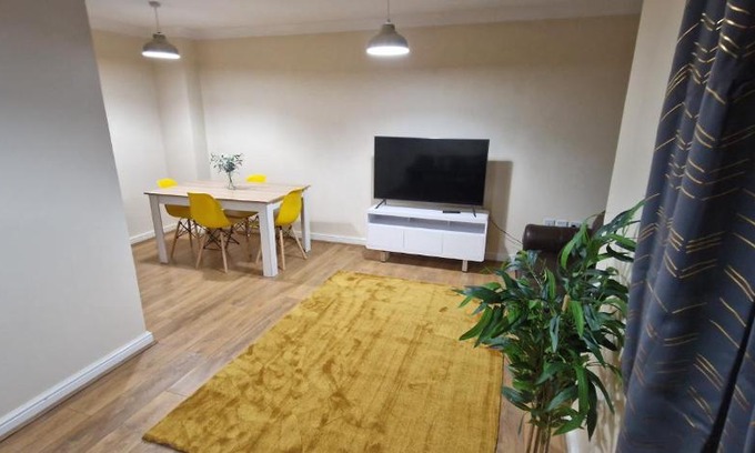 Dartford Apartment | Dartford Cosy and Spacious 3BR 4 beds house Netflix and Sport Channels