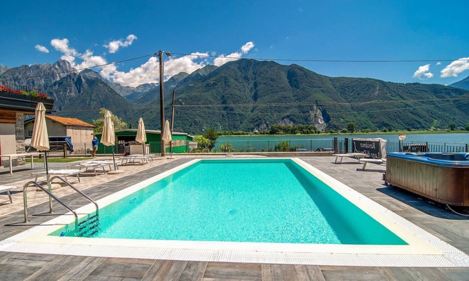 Dascio Apartment | Dascio Dolce Balcony Holiday Apartment on the Lake with Pool