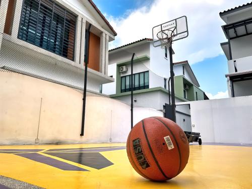 Tebrau Apartment | Dato Onn Landed Home 4BR 7pax w Pooltable by Our Stay