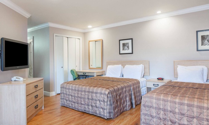 Paradise Valley Hotel | Days Inn by Wyndham San Francisco S/Oyster Point Airport