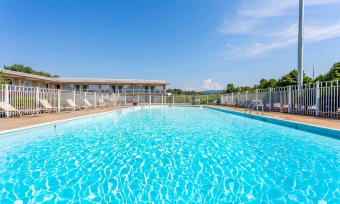 Breezewood Hotel | Days Inn by Wyndham Breezewood