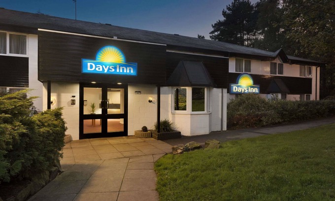 Fleet Hotel | Days Inn by Wyndham Fleet M3