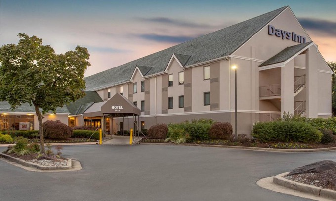Lanham Hotel | Days Inn by Wyndham Lanham Washington DC