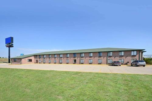 Ozark Hotel | Days Inn by Wyndham Ozark Springfield