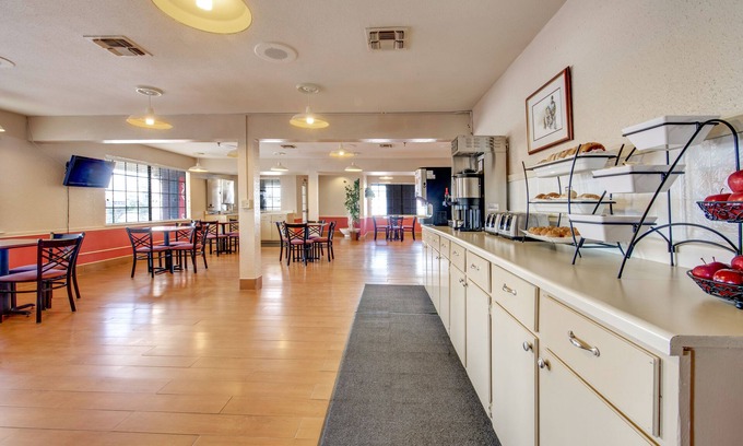 College Station Hotel | Days Inn by Wyndham College Station University Drive