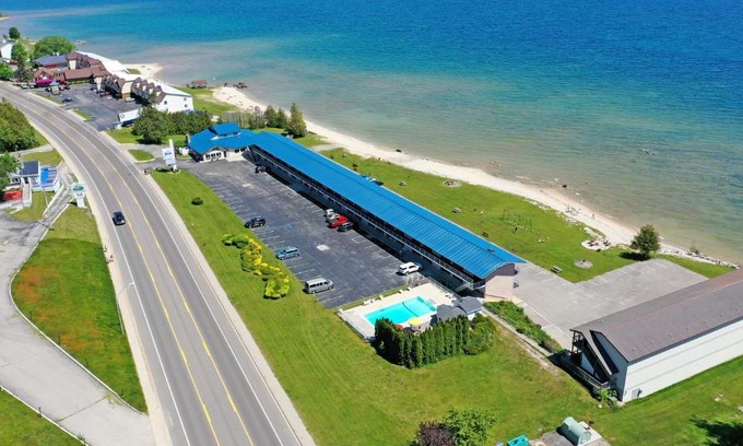 St Ignace Hotel | Days Inn & Suites by Wyndham St. Ignace Lakefront
