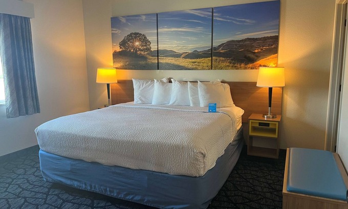 Columbus Hotel | Days Inn & Suites by Wyndham Columbus NE