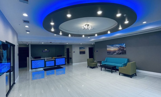 Tomball Hotel | Days Inn & Suites by Wyndham Greater Tomball