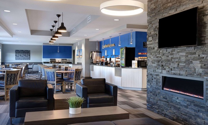 Warman Hotel | Days Inn & Suites by Wyndham Warman