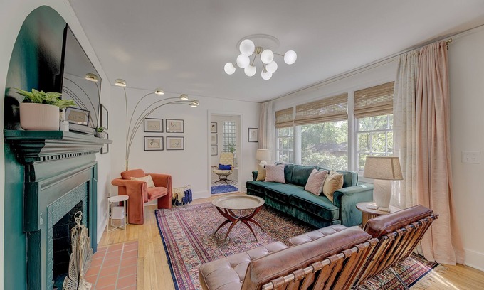 Eau Claire House | ✷ Dazzling Downtown Deco ✷ 2 BD 1 BA Home