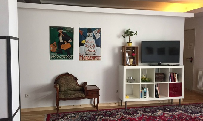 Friedrichshain-Kreuzberg Apartment | Apartment in the heart of Kreuzberg, loft,art,pubs,bars,nightlife,WiFi,up to 4 persons