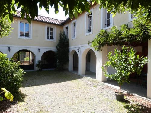 Garlin Bed & Breakfast | De l'Autre Côté