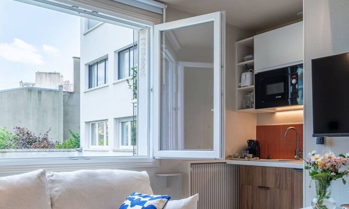 Notre-Dame-des-Champs Apartment | De Montescal - Cozy Center Studio A/C