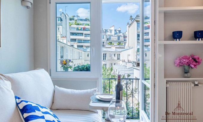 Necker Apartment | De Montescal - Studio w/ Balcony