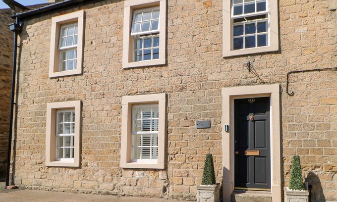 Staindrop Cottage | DEANERY VIEW, pet friendly, with a garden in Staindrop