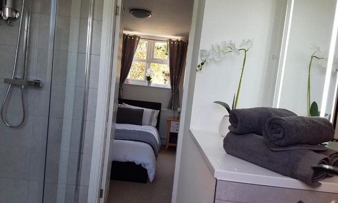 Catshill Bed & Breakfast | Debonair bnb @33