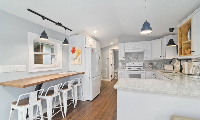 Flat Rock Cottage | DEC-FEB MONTHLY 50% OFF The Funky Fuji @Backyard 🍎 Cottages