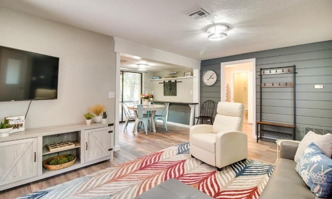 Grove House | Deck and Dock Access Lakefront Grove Cabin!